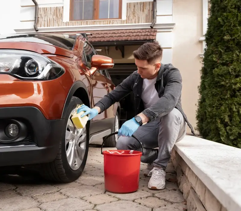 Lavage auto à domicile Garganvillar : professionnel intervenant sur un véhicule